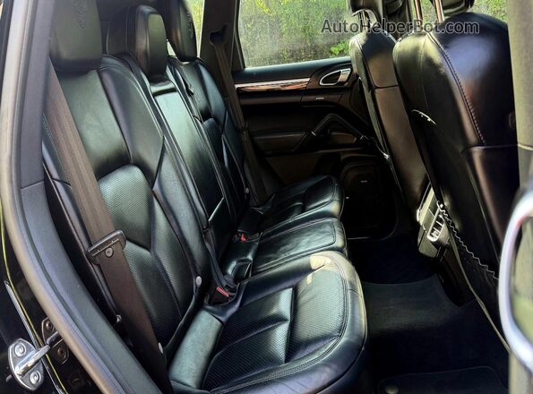 WP1AA2A21HKA86947 2017 PORSCHE CAYENNE Черный Вид салона спереди