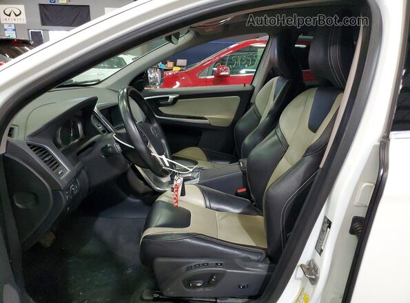 YV449MRR1H2122654 2017 VOLVO XC60 Белый Вид панели приборов