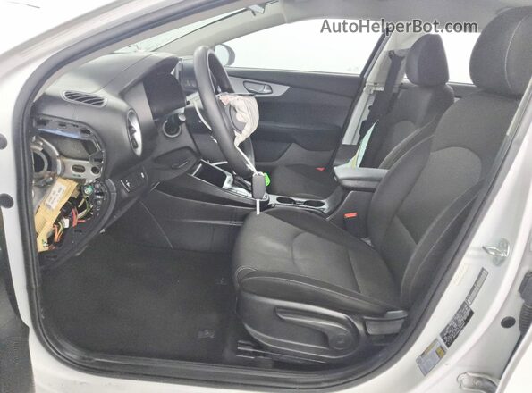 3KPF24ADXPE682691 2023 KIA FORTE Белый Вид панели приборов
