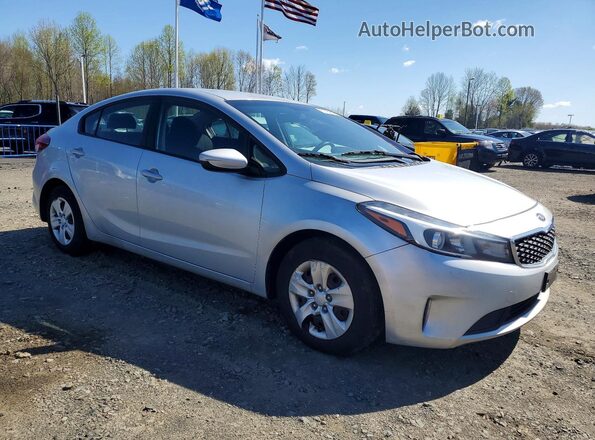 3KPFK4A74JE219463 2018 KIA FORTE Серебряный Вид спереди