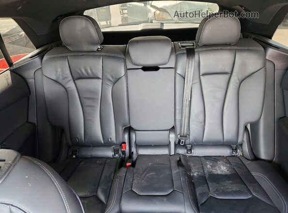 WA1AVAF19KD017493 2019 AUDI Q8 Silver Widok wnętrza z tyłu