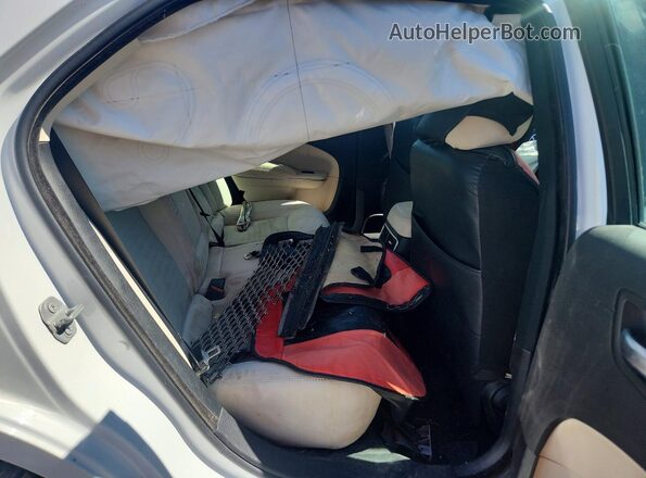 2C3CCAAG2KH590498 2019 CHRYSLER 300 White Rear seats view