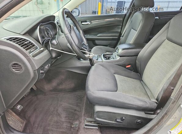 2C3CCAAG3JH291939 2018 CHRYSLER 300 Серый Вид салона спереди