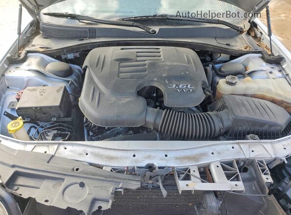2C3CCABG8MH537046 2021 CHRYSLER 300 Серебряный Вид задней части салона