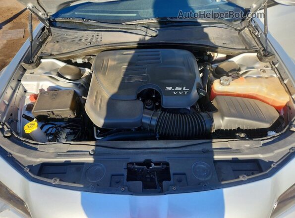 2C3CCABGXPH537568 2023 CHRYSLER 300 Silver Widok wnętrza z tyłu