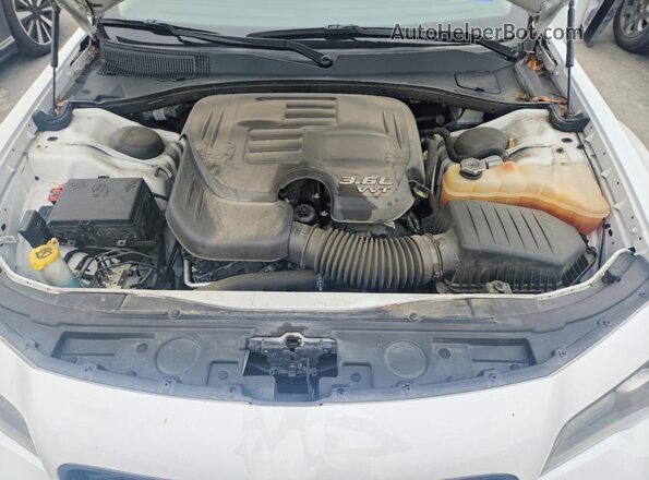 2C3CCADGXNH203793 2022 CHRYSLER 300 White Widok wnętrza z tyłu