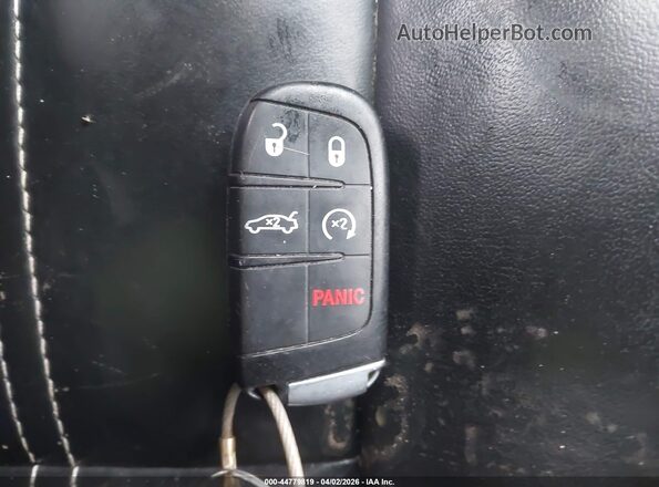 2C3CCAGG7KH668491 2019 CHRYSLER 300 Красный Вид панели приборов