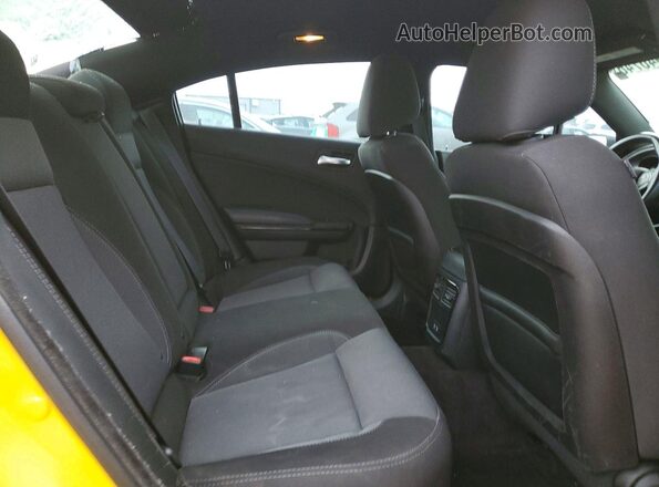 2C3CDXBG4HH623587 2017 DODGE CHARGER Yellow Widok tylnych siedzeń