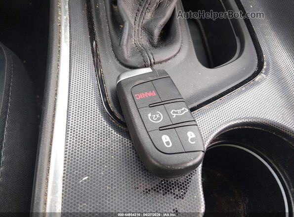 2C3CDZFJ0JH303108 2018 DODGE CHALLENGER Красный Вид панели приборов