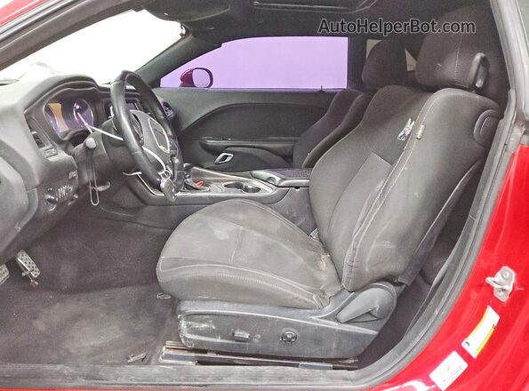 2C3CDZFJ9GH305447 2016 DODGE CHALLENGER Красный Вид салона спереди