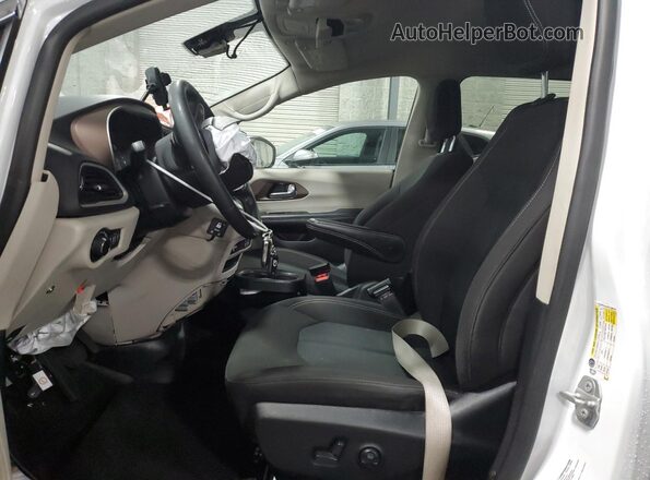 2C4RC1CG7PR533704 2023 CHRYSLER VOYAGER Белый Вид салона спереди
