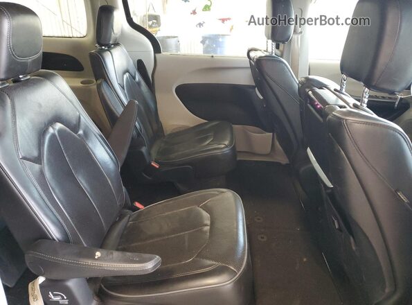 2C4RC1GG2JR251780 2018 CHRYSLER PACIFICA Black Widok wnętrza z tyłu