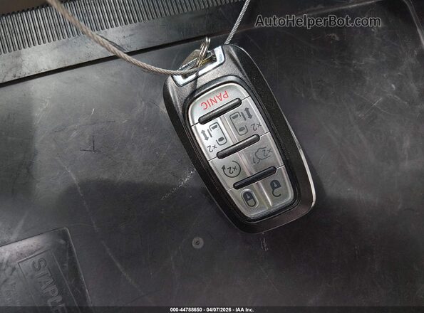 2C4RC1GG3JR100155 2018 CHRYSLER PACIFICA Red Widok deski rozdzielczej