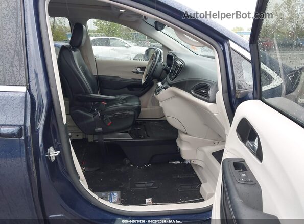 2C4RC1GG5JR365465 2018 CHRYSLER PACIFICA Blue Вид салону спереду