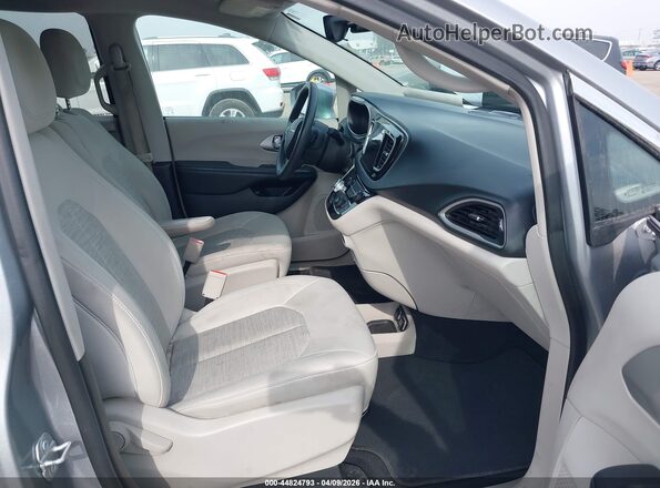 2C4RC1H73JR332964 2018 CHRYSLER PACIFICA Серебряный Вид салона спереди