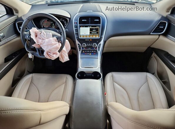 2LMPJ8LP2JBL22920 2018 LINCOLN MKX Tan Vista del salpicadero