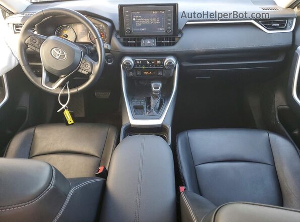 2T3C1RFV8KC011880 2019 TOYOTA LE Silver Widok deski rozdzielczej