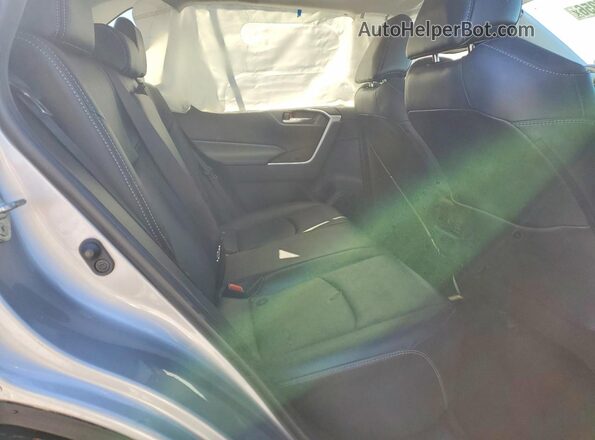 2T3C1RFV8KC011880 2019 TOYOTA LE Silver Widok wnętrza z tyłu