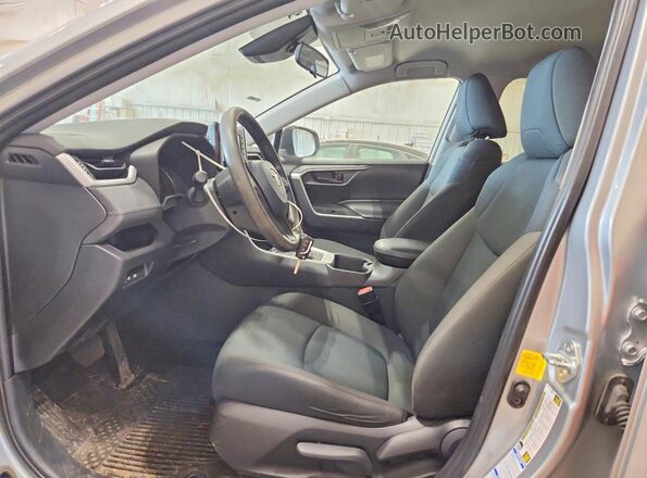 2T3F1RFVXNW303059 2022 TOYOTA LE Серебряный Вид салона спереди