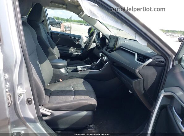 2T3W1RFV6LC052717 2020 TOYOTA LE Серебряный Вид салона спереди