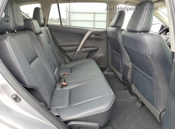 2T3YFREV8HW367116 2017 TOYOTA RAV4 Silver Widok wnętrza z tyłu