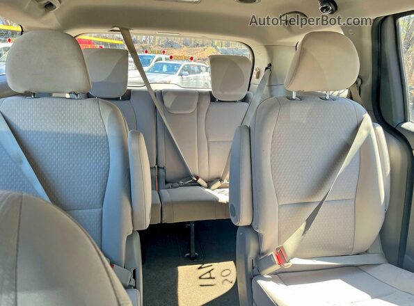 KNDMA5C12J6400723 2018 KIA SEDONA Серый Вид салона спереди