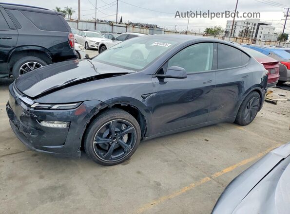 7SAYGDED1TF537387 2026 TESLA MODEL Y Gray წინა მარცხენა ხედი სამი მეოთხედიდან