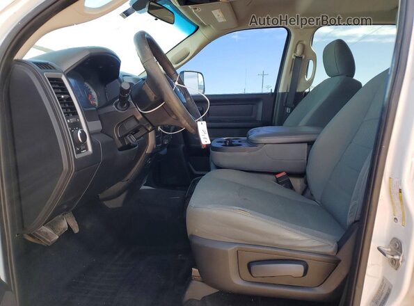 3C6UR5CJ0HG537362 2017 RAM 2500 Белый Вид панели приборов
