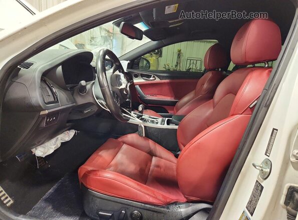 KNAE35LC5K6060207 2019 KIA STINGER Белый Вид панели приборов