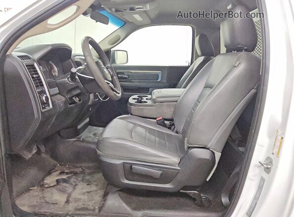 3C6JR6DT7LG232040 2020 RAM 1500 Белый Вид панели приборов