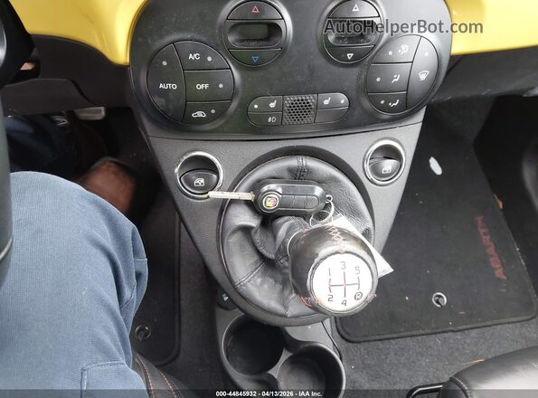 3C3CFFFH1HT621309 2017 FIAT 500 Желтый Вид панели приборов