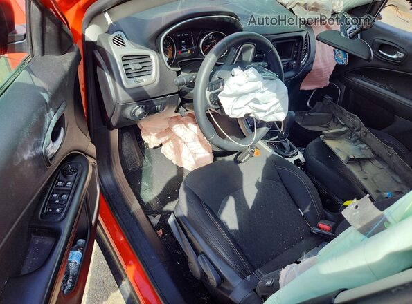 3C4NJCABXJT250709 2018 JEEP COMPASS Оранжевый Вид панели приборов