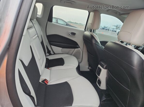 3C4NJCBB4KT623923 2019 JEEP COMPASS Серебряный Вид задней части салона
