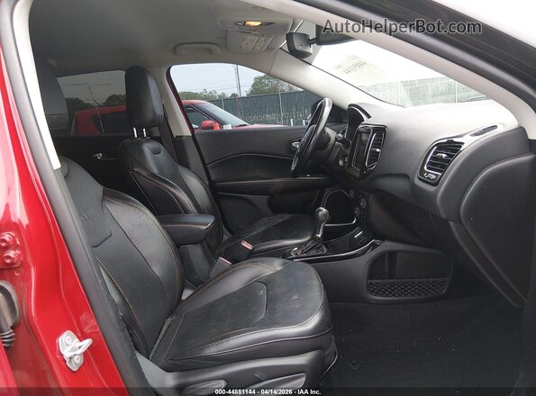 3C4NJCCB4LT165977 2020 JEEP COMPASS Красный Вид салона спереди