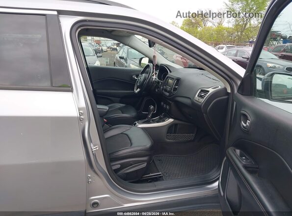3C4NJDBB1JT142855 2018 JEEP COMPASS Серебряный Вид салона спереди
