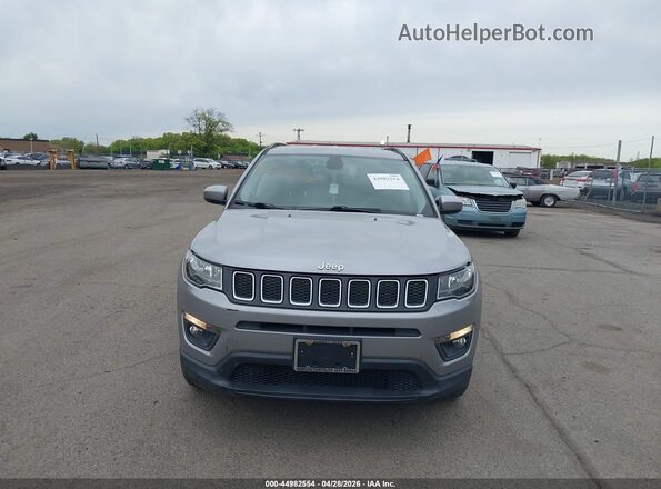 3C4NJDBB1JT142855 2018 JEEP COMPASS Серебряный Вид спереди