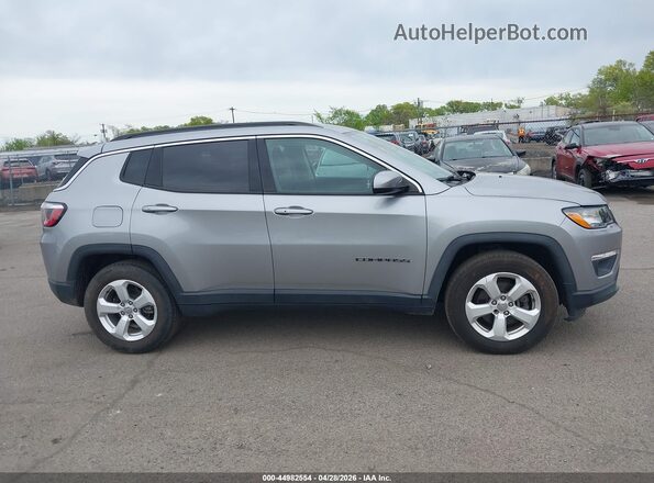 3C4NJDBB1JT142855 2018 JEEP COMPASS Серебряный Вид задней части салона