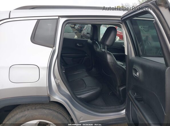 3C4NJDBB1JT142855 2018 JEEP COMPASS Серебряный Вид наклейки с VIN-кодом