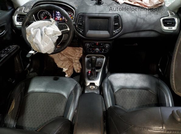 3C4NJDBB2KT647983 2019 JEEP COMPASS Черный Вид панели приборов