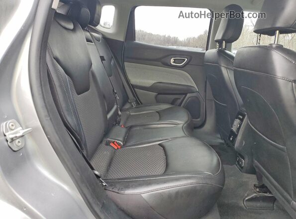 3C4NJDBB2NT204673 2022 JEEP COMPASS Silver Rear interior view