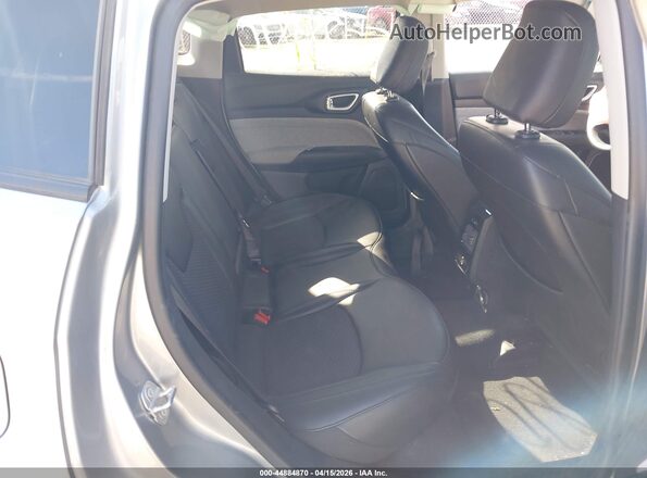 3C4NJDBB3NT102217 2022 JEEP COMPASS Silver Widok naklejki z numerem VIN
