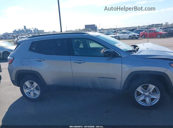 3C4NJDBB3NT102217 2022 JEEP COMPASS Silver Widok wnętrza z tyłu