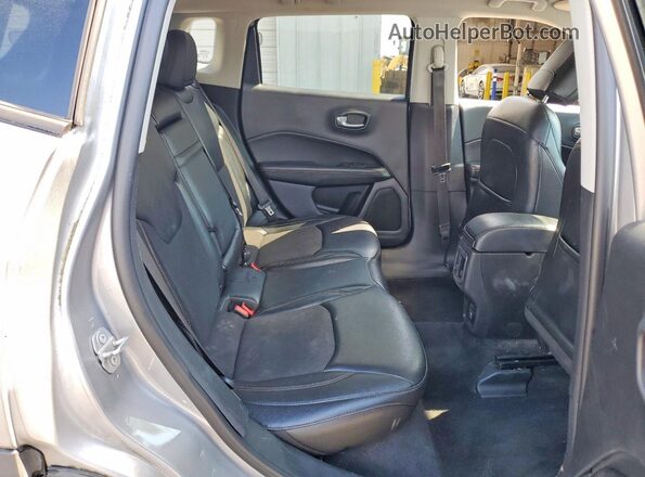 3C4NJDBB5JT464480 2018 JEEP COMPASS Silver Vista interior trasera
