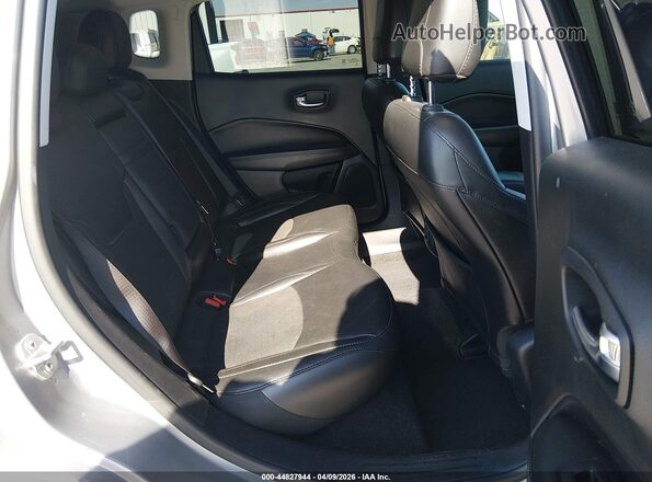 3C4NJDBBXKT734790 2019 JEEP COMPASS Silver Vista de la etiqueta del VIN