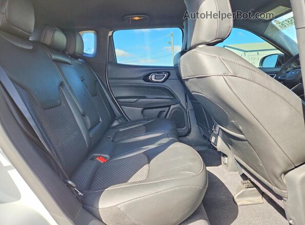 3C4NJDBN2ST540426 2025 JEEP COMPASS Белый Вид задней части салона