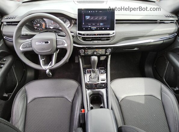 3C4NJDBN4RT152592 2024 JEEP COMPASS Красный Вид панели приборов