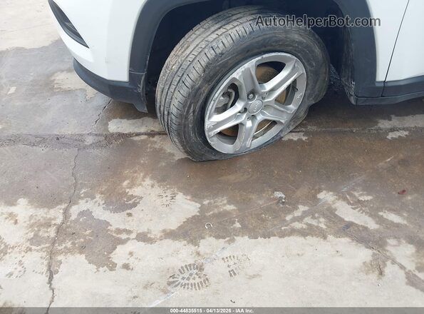 3C4NJDBN6RT608060 2024 JEEP COMPASS White Widok z przodu