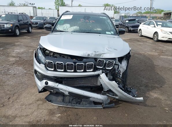 3C4NJDCN0ST565730 2025 JEEP COMPASS Серебряный Вид задней части салона