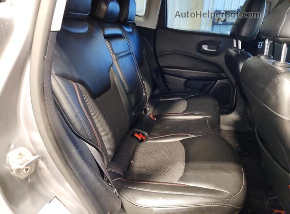 3C4NJDDB0KT712827 2019 JEEP COMPASS Серебряный Вид задней части салона