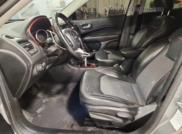 3C4NJDDB0KT712827 2019 JEEP COMPASS Серебряный Вид салона спереди